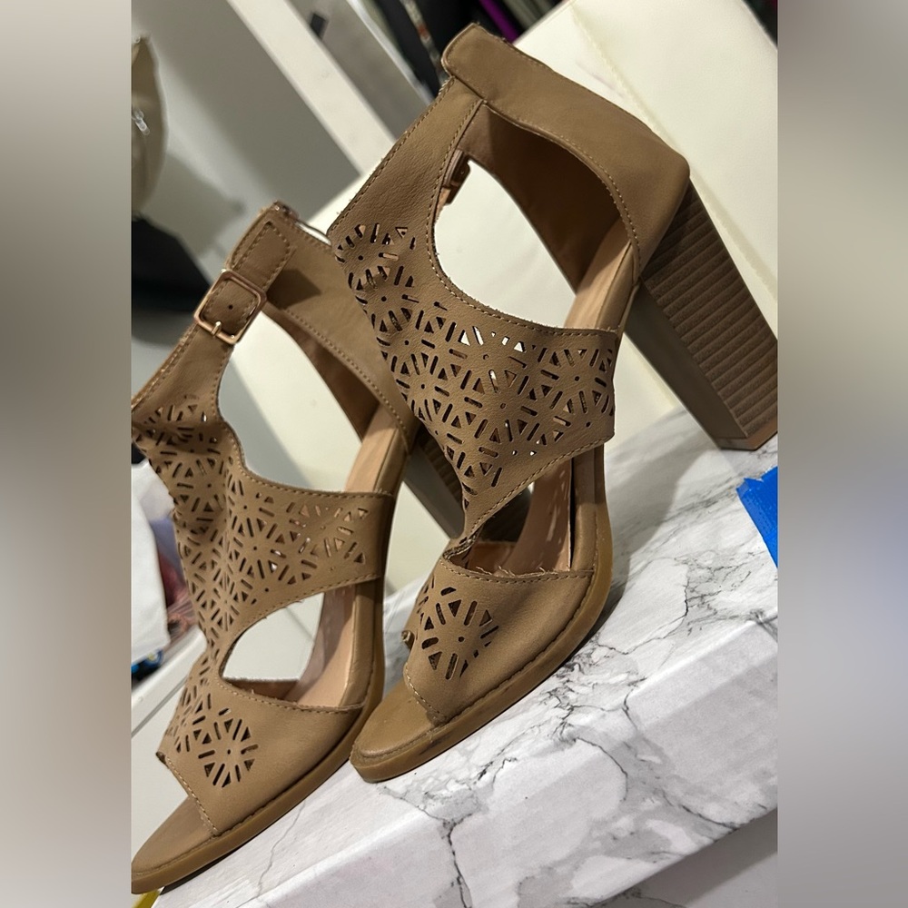 Heels - Picture 3 of 3